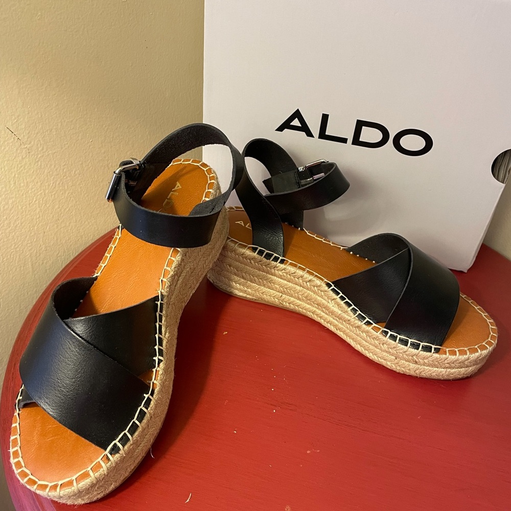 🚫🚫🚫 THIS ITEM HAS BEEN SOLD 🚫🚫🚫  Aldo Sandals (Box included)